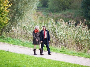 Mann und Frau gehen im Park spazieren
