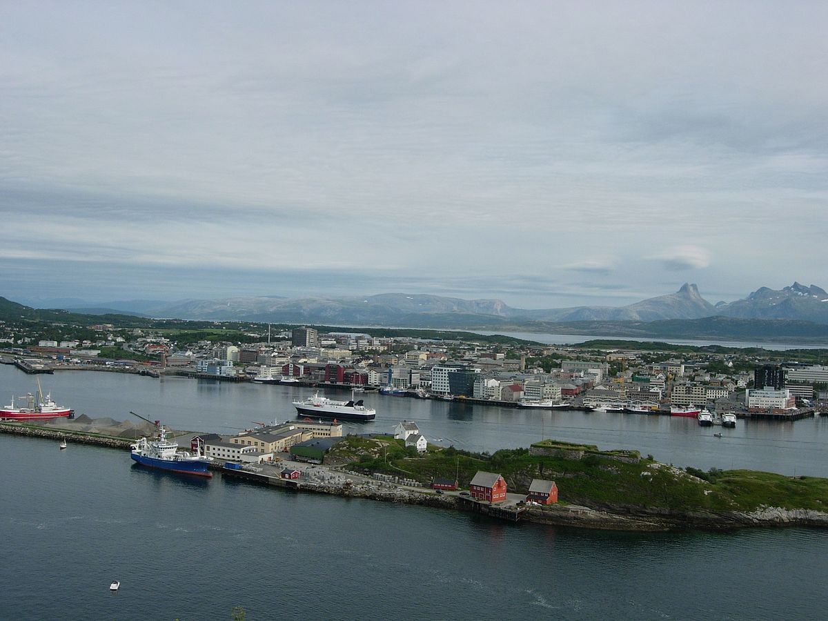 Die Stadt Bodø aus der Luft, Berge im Hintergrund