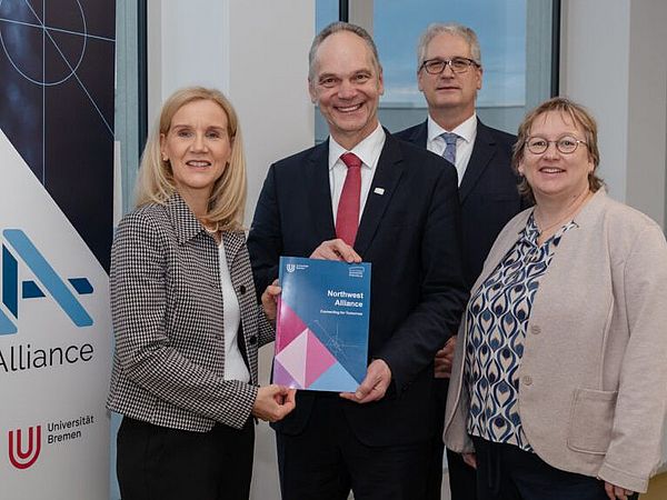 Jutta Günther, Rektorin der Universität Bremen, Ralph Bruder, Präsident der Universität Oldenburg, Jörg Stahlmann, Vizepräsident für Verwaltung und Finanzen der Universität Oldenburg, Frauke Meyer, Kanzlerin der Uni Bremen.