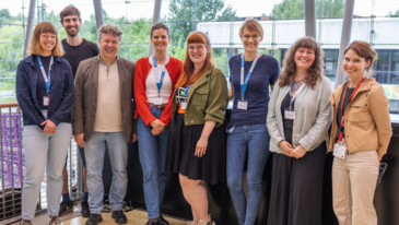 Gruppenbild in Glashallte Universität Bremen
