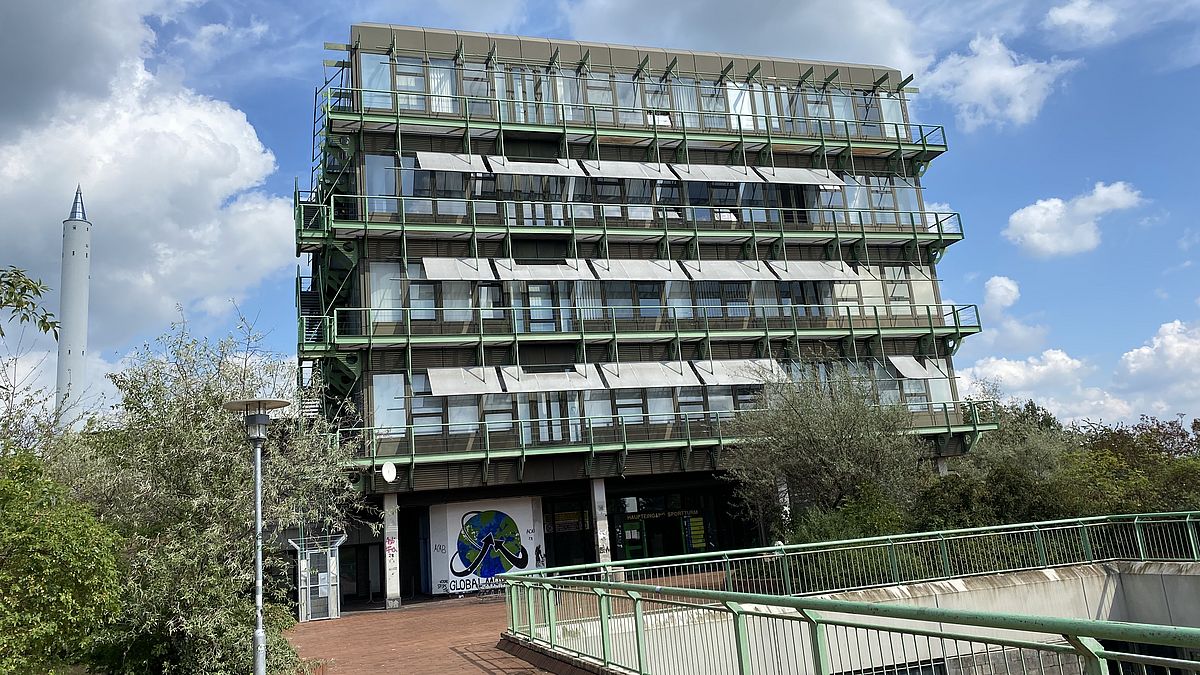 Sportturm Haupteingang Seitenansicht Sportturm Haupteingang