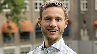 Benjamin Noordermeer vor einem Gebäude