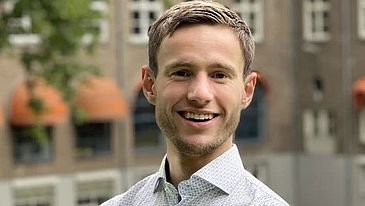 Benjamin Noordermeer vor einem Gebäude