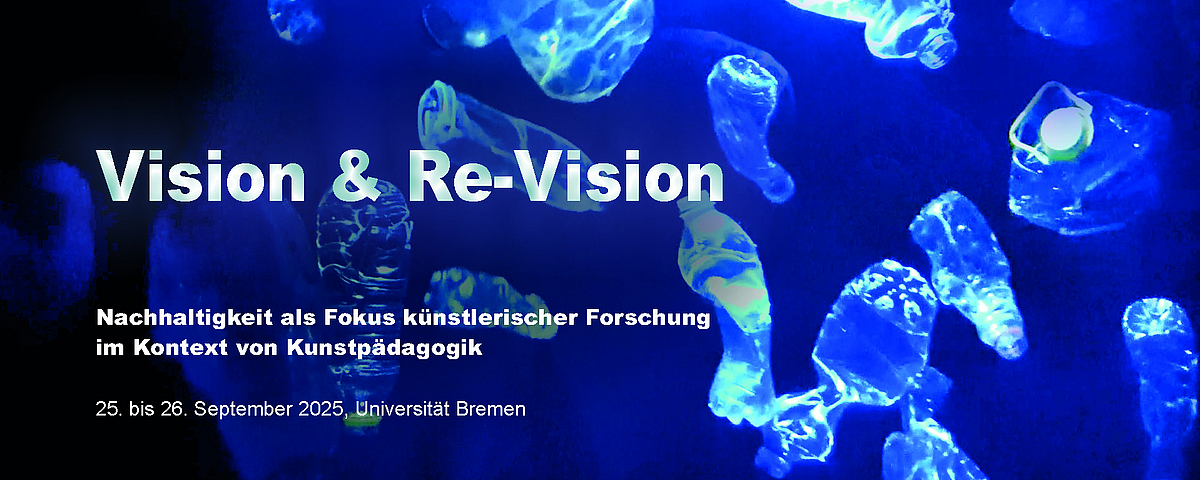 Plastikflaschen auf dunklem Hintergrund, Ankündigung der Tagung „Vision und Re-Vision: Nachhaltigkeit als Fokus künstlerischer Forschung im Kontext von Kunstpädagogik“, 25. bis 26. September 2025, Universität Bremen