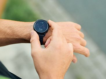 Smartwatch an einem Handgelenk