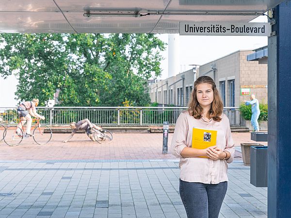 Eine Studierende auf dem Universitäts-Boulevard