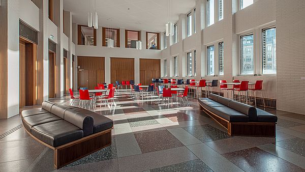 The entrance hall of the Uniforum with chairs, tables and benches
