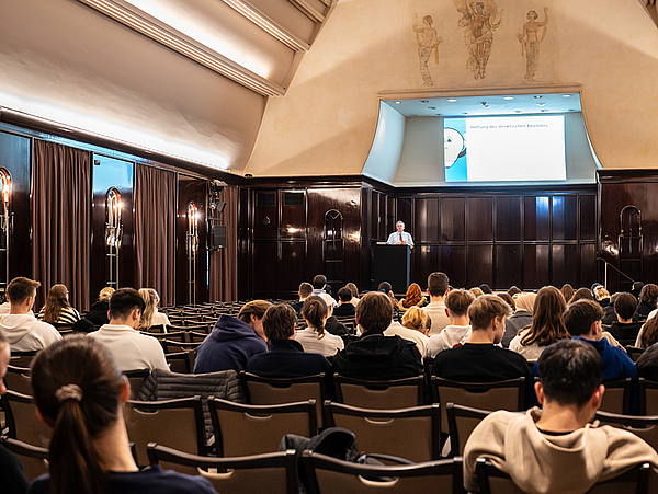 View into the small hall of the Bremer Glocke, young women and men sit in rows of chairs