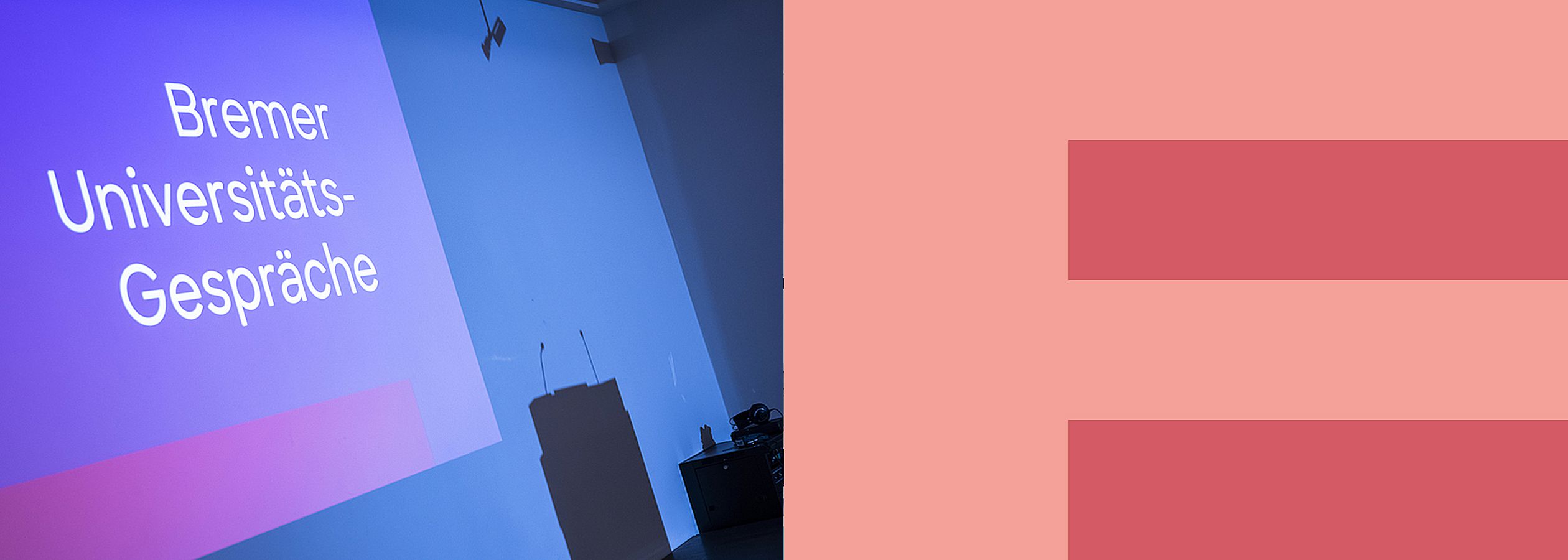 Blick auf eine Wand, an die per Beamer der Schriftzug "Bremer Universitätsgespräche" geworfen wurde