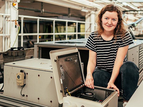 Kezia Lange squats on top of Bremen’s tram number 3117 and repairs the measuring device she has constructed herself.
