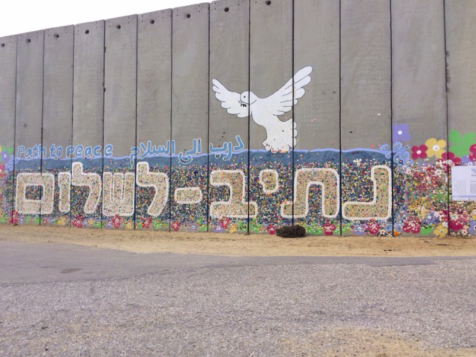 Mauer mit Taube und Graffiti