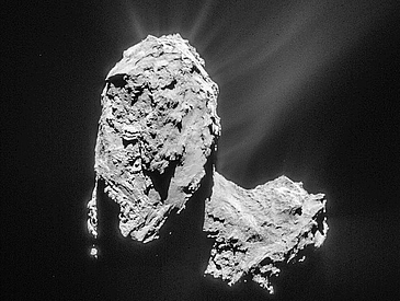 Schwarzweiß-Fotografie eines Kometen im Weltraum