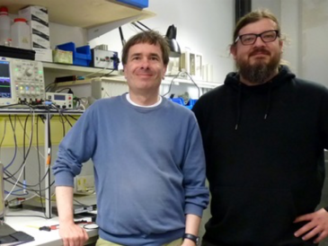 Wissenschaftlicher Leiter Stefan Bosse der Universität Bremen und Doktorand Christoph Polle vom Faserinstitut Bremen stehen im Labor