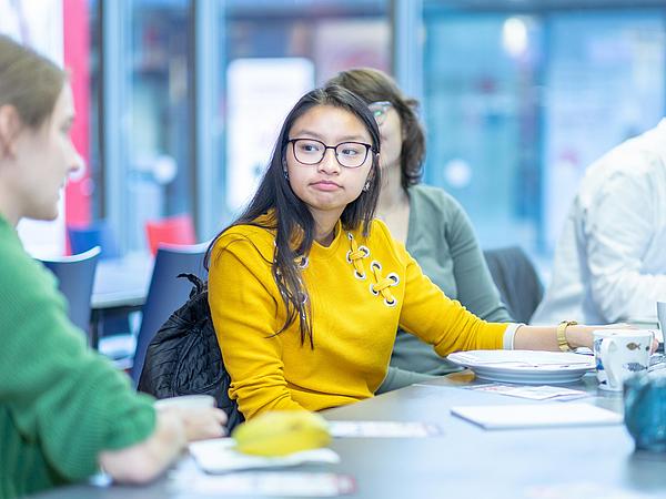 Studierende im Gespräch während der Orientierungswoche
