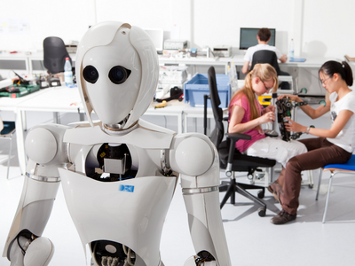 Ein humanoider Roboter in einem Labor.
