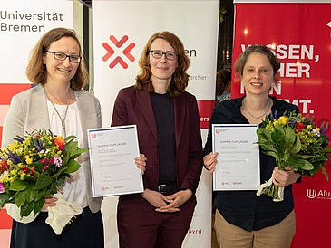 Die Preisträgerinnen Professorin Nicole Megow (links) und Professorin Kerstin Martens (rechts) mit Dr. Mandy Boehnke, Konrektorin für Internationalität, wissenschaftliche Qualifizierung und Diversität.