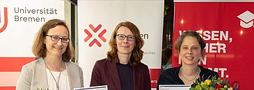 Die Preisträgerinnen Professorin Nicole Megow (links) und Professorin Kerstin Martens (rechts) mit Dr. Mandy Boehnke, Konrektorin für Internationalität, wissenschaftliche Qualifizierung und Diversität.