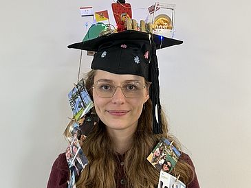 Carolin mit ihrem personalisierten Doktorhut