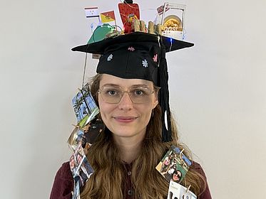 Carolin mit ihrem personalisierten Doktorhut