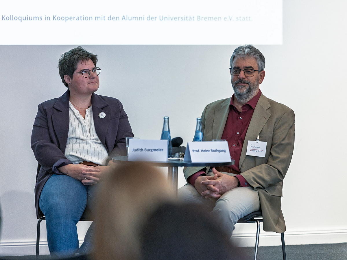 Judith Burgmeier und Professor Heinz Rothgang während der Podiumsdiskussion.
