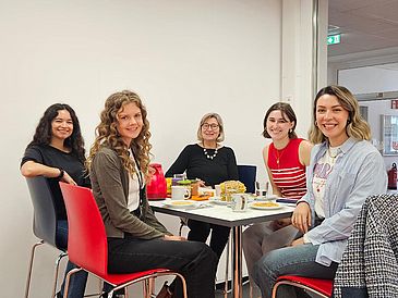 Foto mit Laura Glockner, Laura-Maria Castañeda-Ramírez, Katrin Dorow, Sofie Junker und Sena Okten