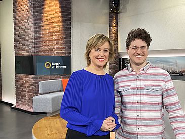 Thomas Eßmeyer mit einer Moderatorin von buten un binnen