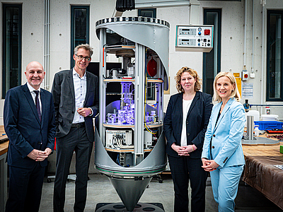 Gruppenfoto vor Forschungsinfrastruktur