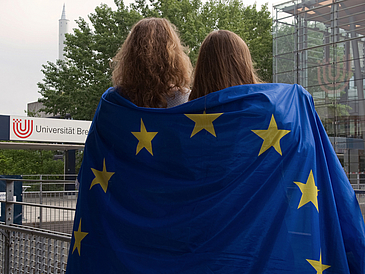 Bild mit zwei Frauen und Europafahne auf dem Uni-Boulevard