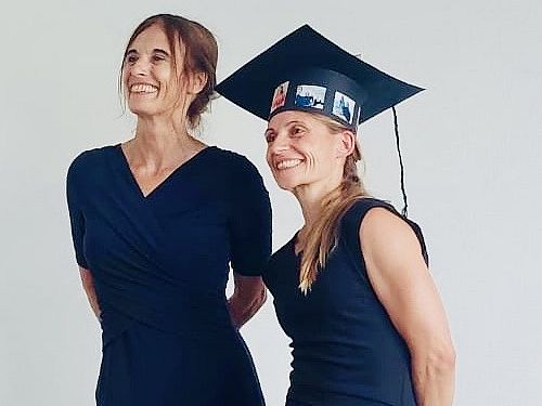 Prof. Dr. Ina Hunger und Maika Zweigert nach erfolgreich absolvierter Disputation