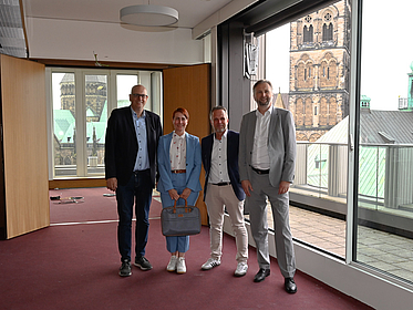 Bürgermeister Andreas Bovenschulte zusammen mit Anja Stöckl (Referentin der Kanzlerin Uni Bremen), Udo Buskamp (Geschäftsführer BLB/Immobilien) und Bejamin Krohne (Projektmanager/Prokurist NORD/FM, Norddeutsche Facility - Management GmbH)