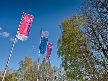 Flaggen mit dem Logo der Universität Bremen