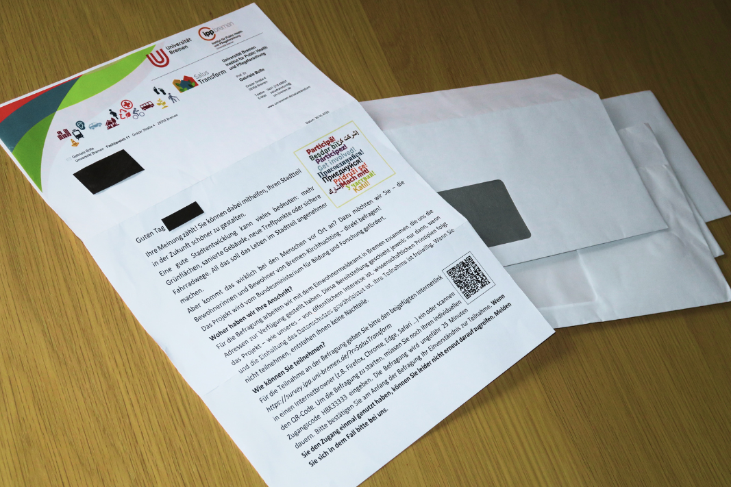 Anschreiben mit Briefumschlag Studienanschreiben auf einem Tisch