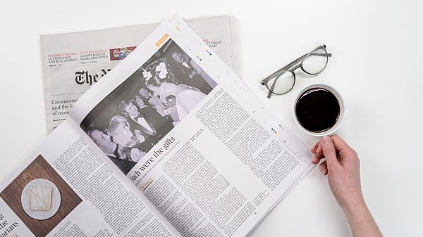 Zeitung mit Kaffee