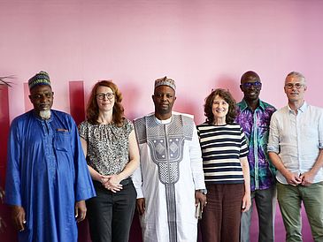 Lamido Mohamadou Hadi Barkindo (dritter von links) besuchte die Universität Bremen mit Hamidou Nouhou (links), zuständig für Kommunikation am lokalen traditionellen Gericht (royal court) des Lamido. Sie wurden empfangen von Mandy Boehnke, Konrektorin für Internationalität, wissenschaftliche Qualifizierung und Diversität (zweite von links), Mazi Sanda (zweiter von rechts) Marko Rohlfs (rechts) sowie Ute Meyer (dritte von rechts).