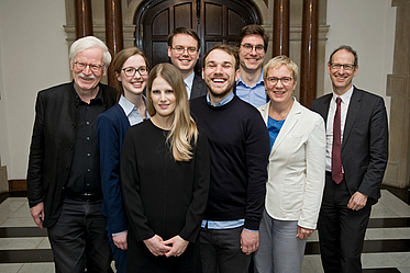 Gruppe von Personen lächelt in Kamera