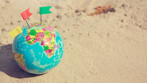 Weltkugel im Sand