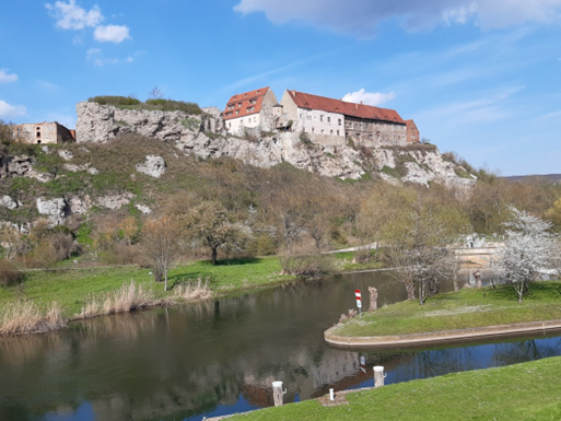 Die Burg Wendelstein über dem Tal der Unstrut steht auf verkarstetem Werra-Anhydrit (© J. Kuss)