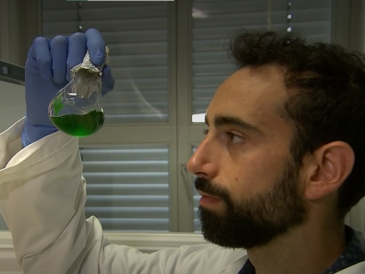 Dr. Cyprien Verseux mit Cyanobacterien am ZARM