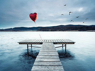 Ballon traurig am See