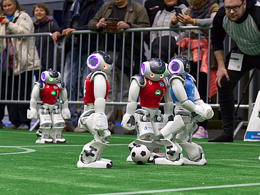 Roboter beim Fußballspielen