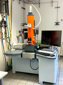 Potrait of the Instrument - ZEISS EM900