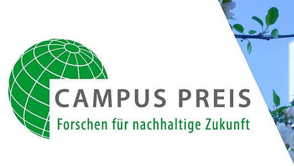 Logo des Campus Preis mit einem Bild des Fallturms hinter einem Ast mit grünen Blättern.