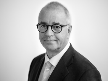 Lothar Walter in schwarz weiß Lothar Walter im Anzug