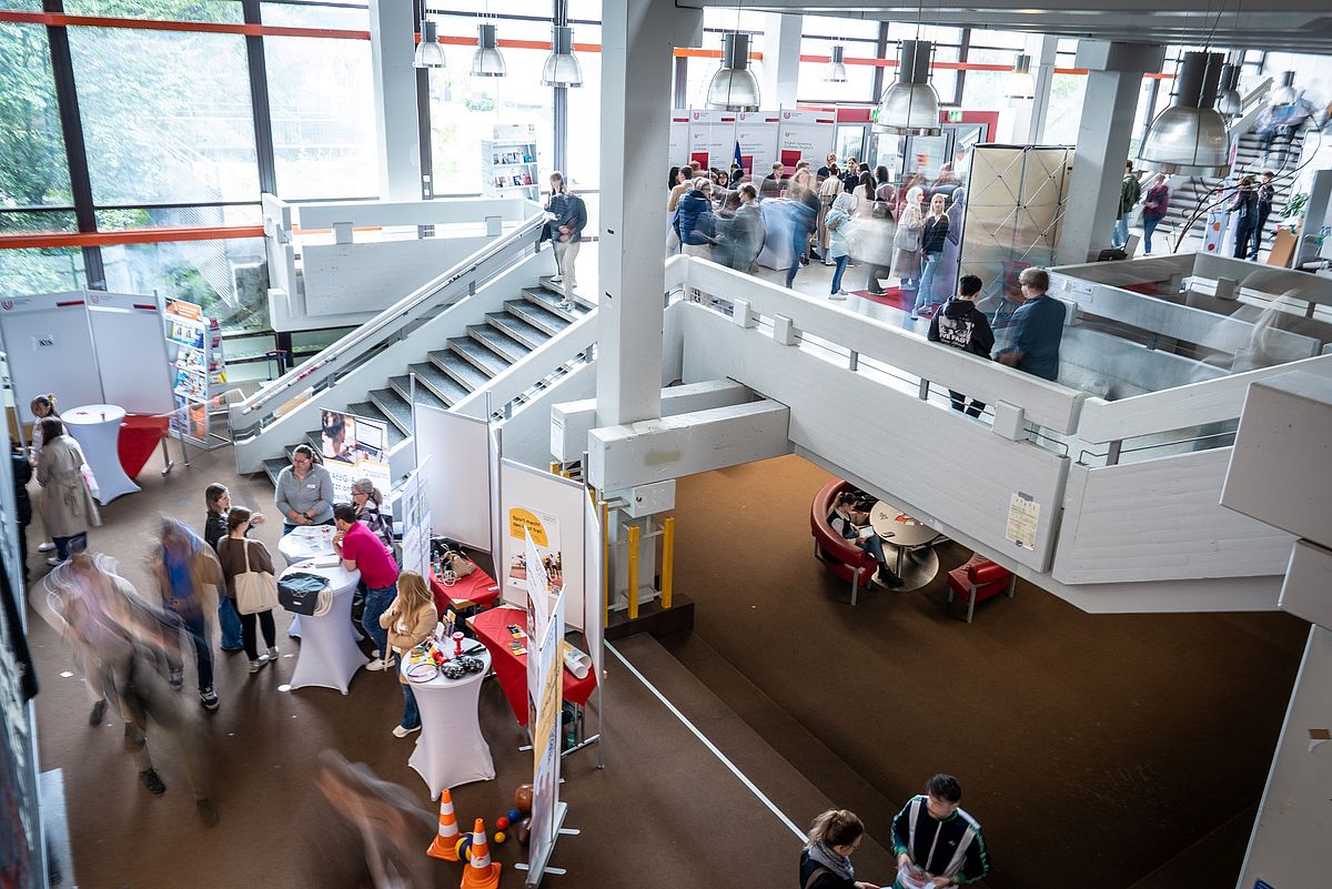 Ein Blick von oben auf die Infostände im GW2.