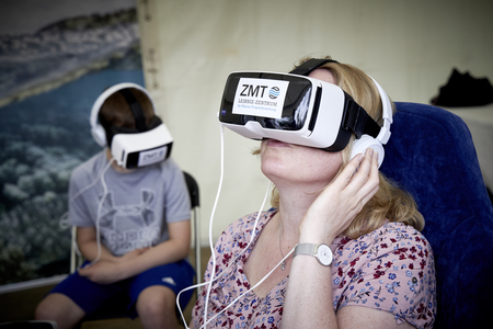 Frau testet Virtual Reality Brille