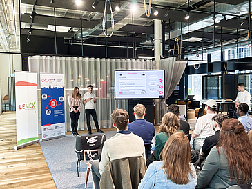 Bachelor's degree students from the Chair in Small Business & Entrepreneurship at the University of Bremen have presented solutions for business model innovations for companies and institutions in Bremen. 