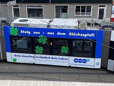 Bremer Straßenbahn mit Werbung für Fachstelle Glüclsspielsucht