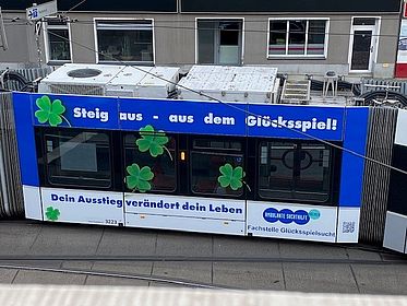 Bremer Straßenbahn mit Werbung für Fachstelle Glüclsspielsucht