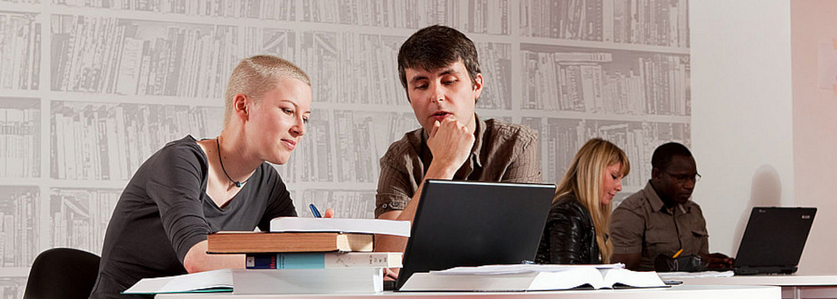 Studierende bei der gemeinsamen Arbeit
