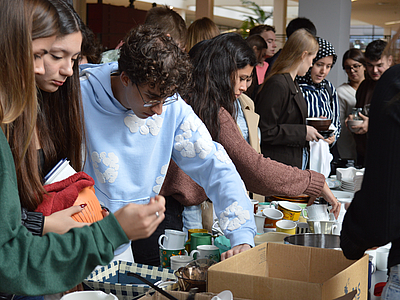 Studierende beim Free Shop